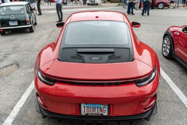 Chicago, Illinois - 29 Eylül 2024: 2023 Porsche 911 GT3 Touring kırmızı rengi. Porsche 911 GT3 turu sokağa park edilmiş. Arkadan bak. Porsche 911 GT3 Chicago turu