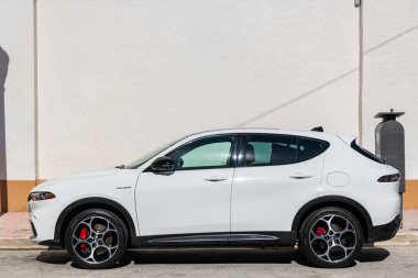 Miami, Florida, ABD - 09 Aralık 2024 Alfa Romeo Tonale Veloce kavşağı. Alfa Romeo Tonale Veloce 'nin lüks arabası. Alfa Romeo 'nun arabası dışarıda park edilmiş. Alfa Romeo, yan görünüm.