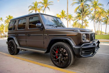 Miami, Florida, ABD - 05 Aralık 2024: 2021 Mercedes Benz G geçiş aracı. Mercedes Benz G tipinde lüks bir araba. Mercedes Benz 'in arabası dışarıda park edilmiş. Mercedes Benz G, köşe görünümü.