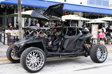 Miami, Florida, ABD - 14 Aralık 2024: Böcek Polaris RZR 800. Polaris RZR 800 'ün lüks arabası. Polaris RZR 800 arabası dışarıda park edilmiş. Polaris RZR 800, yan görünüm.
