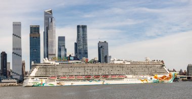 New York, ABD - 31 Mart 2024: Norveç Kaçış Gemisi Yolculuğu. New York limanında yolcu gemisi. New York tatili. Norveç yolcu gemisi. Denizlerde gemi turu. New York şehir manzarasında gemi.