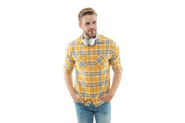 Ses kitabını dinle. Milenyum insanı yaşam tarzı. Yaşam tarzı ve müzik. Erkek model, beyaza izole edilmiş ses kulaklıklarıyla müzik dinler. Öğrenci milenyum erkek yaşam tarzı. Müzik tarzı.