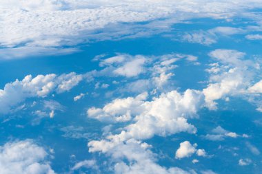 Güneşin doğuşuyla mavi gökyüzünün güzel manzarası. Gökyüzü bulutları. Parçalı bulutlu. Arka plan bulutu yazı. Gün batımında gökyüzü bulutsuz. Doğal gökyüzü.