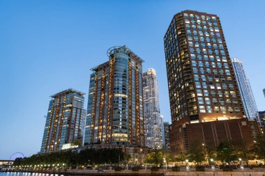 Chicago gece şehri. Gökdelen mimarisi. Gece iş gökdeleninde. Şehir merkezindeki gökdelen. Şehir mimarisi. Şehir gecesi aydınlatılmış bina. Modern cam bina.