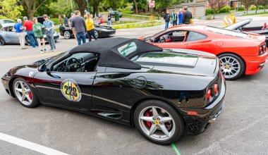 Chicago, Illinois - 29 Eylül 2024: Ferrari 360 Spider siyah rengi. Ferrari 360 caddeye park etmiş. Köşeden bak. Lüks Ferrari 360 Chicago 'da