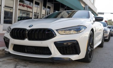 Miami, Florida, ABD - 15 Aralık 2024: Beyaz 2024 BMW M8 yarışma arabası. BMW M8 yarışma modelinin lüks arabası. BMW M8 'in arabası dışarıda park edilmiş. BMW M8, ön görünüm.