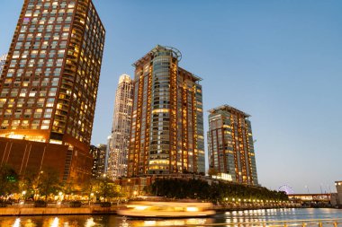 Chicago gece şehri. Gökdelen mimarisi. Gece iş gökdeleninde. Şehir merkezindeki gökdelen. Şehir mimarisi. Şehir gecesi aydınlatılmış bina. Modern cam bina.