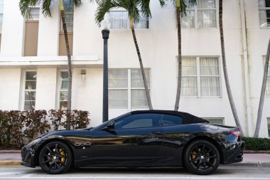 Miami, Florida, ABD - 11 Aralık 2024: 2014 Maserati Gran Turismo üstü açık arabası. Maserati Gran Turismo tipi lüks bir araba. Maserati 'nin arabası dışarıda park edilmiş. Maserati, yan görüş..
