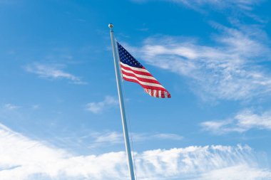 Anma Günü için Amerikan Bayrağı ya da 4 Temmuz. Rüzgarda dalgalanan Amerikan bayrağı. ABD bayrağı. Mavi gökyüzünde Birleşik Devletler bayrağı sallıyor. Bağımsızlık Günü. Vatanseverlik sembolü.