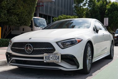 Miami, Florida, ABD - 11 Aralık 2024 Mercedes Benz C257 lüks sedan. Beyaz Mercedes Benz C257 tipi lüks bir sedan araba. Mercedes Benz 'in arabası dışarıda park edilmiş. Mercedes Benz C257, köşe manzaralı..