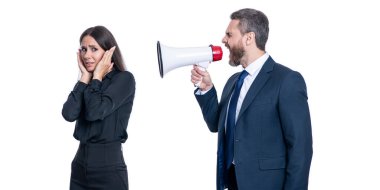İş adamının terfi konusunda ortağıyla anlaşmazlığı var. İş adamı anlaşmazlığı çözüyor. Rekabet konsepti. iş çatışmasından kaçınmak. Hoparlörden işçiye bağıran işadamı beyazdan izole edilmiş..