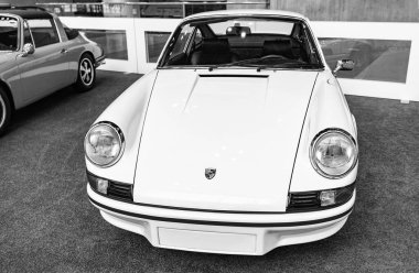 New York City, ABD - 27 Mart 2024: Porsche 911 Carrera RS 2.7 klasik süper araba aracı Manhattan 'daki Uluslararası Otomobil Fuarı, ön görüş.