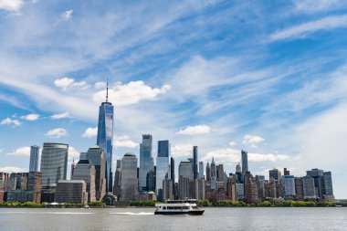 New York City 'nin ufuk çizgisi, ABD. NYC simgeleri. Günbatımında New York şehrinin gökdeleni ve gökdeleninin muhteşem manzarası. Manhattan 'ın güzel manzarası.