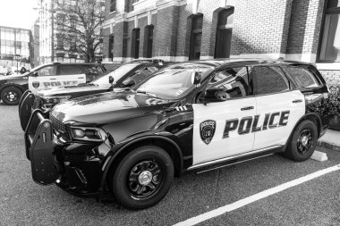 New York City, ABD - 25 Mart 2024 Dodge Durango Polis arabası açık havada, köşe manzaralı.