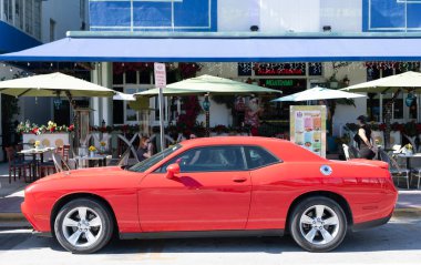 Miami, Florida, ABD - 06 Aralık 2024 Dodge Challenger SXT arabası. Dodge Challenger SXT tipi yarış arabası. Dodge Challenger 'ın arabası dışarıda park edilmiş. Dodge Challenger SXT, yan görünüm.