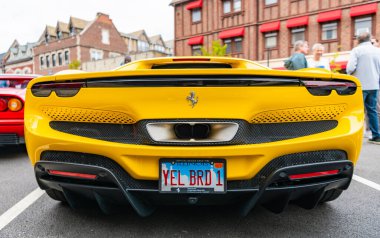 Chicago, Illinois - 29 Eylül 2024: Ferrari 296 GTS veya GTB sarı renk. Ferrari 296 GTS ya da GTB caddeye park etmiş. Arkadan bak. Lüks Ferrari 296 GTS veya Chicago 'da GTB