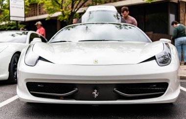 Chicago, Illinois - 29 Eylül 2024: Ferrari 458 Italia beyaz renk. Ferrari 458 Italia caddeye park etmiş. Köşeden bak. Lüks Ferrari 458 İtalya Chicago 'da