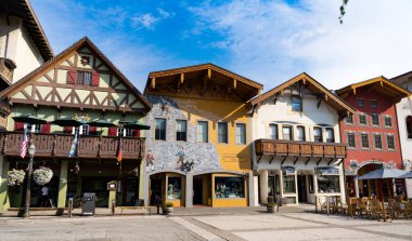 Leavenworth, Washington, ABD - 22 Temmuz 2024: Bavyera 'nın Leavenworth köyü, Washington' da temalı kaldırım kafesi ve sokakta dükkanı var. Eski kasabadaki güzel Bavyera binası. Bavyera Köyü.