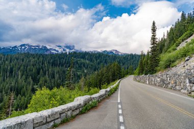 Seyahat güzergahı. North Cascades Ulusal Parkı 'na peyzaj rotası. Sahne doğası. Kuzey Şelaleleri Ulusal Parkı. Dağ manzaralı bir yol. Dağ ve yol manzarası. Seyahat güzergahı.