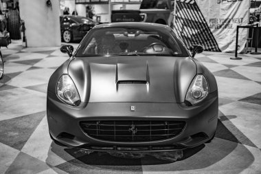 New York City, ABD - 27 Mart 2024: Ferrari California üstü açık süper araba New York Uluslararası Otomobil Fuarı, ön görüş.