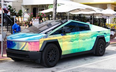 Miami, Florida, ABD - 08 Aralık 2024: Tesla Cybertruck 'ın elektrikli arabası. Tesla Cybertruck 'ın arabası dışarıda park edilmiş. Tesla Cybertruck, yan görüş. 2024 Tesla Cybertruck elektrikli kamyonet, araba akordu.