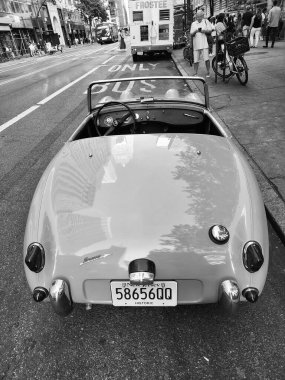 New York City, ABD - 06 Ağustos 2023: Austin Healey Sprite 1960 model üstü açık spor araba, arka görüş.