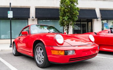 Chicago, Illinois - 29 Eylül 2024: Porsche 911 Carrera Coupe yolda. Porsche 911 Carrera Roadster kırmızısı. Porsche 911 Chicago 'daki Carrera Speedster..