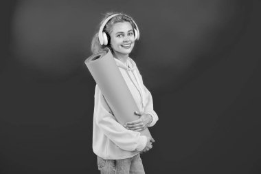 Vücuduna uygun. Yoga ve pilates. Sporcu kadın antrenmana hazır. Sağlıklı bir yaşam tarzı. Spor ve spor. Eğitim için yoga minderi. Spor kıyafetli bir kadın. Pembeye izole edilmiş spor minderli. Yoga eğitmeni..