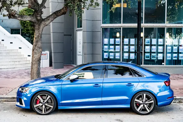 Miami, Florida, ABD - 05 Aralık 2024 Audi RS3 Sport Hatchback otomobili. Audi RS3 'ün lüks arabası. Audi RS3 'ün arabası dışarıda park edilmiş. Audi RS3 mavi renk, kenar görünüm.