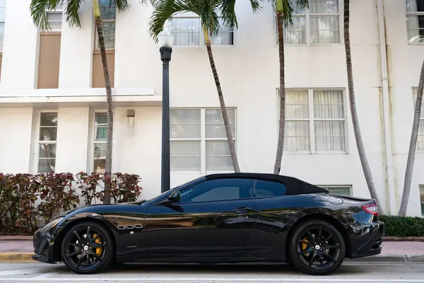 Miami, Florida, ABD - 11 Aralık 2024: 2014 Maserati Gran Turismo üstü açık arabası. Maserati Gran Turismo tipi lüks bir araba. Maserati 'nin arabası dışarıda park edilmiş. Maserati, yan görüş..