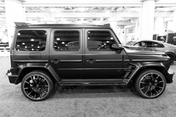 New York City, ABD - 28 Mart 2024: Mercedes Benz G SUV Brabus New York Uluslararası Otomobil Fuarı 'nda lüks arabayı ayarlıyor, yan görüş.