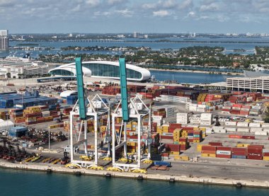 Miami, Florida - 4 Şubat 2025: kargo konteynırlı hava Miami limanı. Deniz taşımacılığı. Miami Limanı. Miami 'deki kargo konteynırı, hava manzaralı. Nakliye konteynırları, deniz depoları.