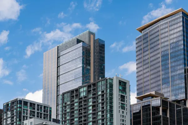 Şehir mimarisi. İş bölgesindeki ofis binası. Konut binası. Gökdelen mimarisi. Gökdelen modern şehir manzarası. Şehir manzarası. Şehir merkezindeki gökdelen..