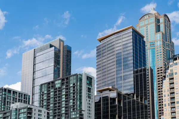 Şehir manzarası. Şehir merkezindeki gökdelen. Şehir mimarisi. İş bölgesindeki ofis binası. Konut binası. Gökdelen mimarisi. Gökdelen şehir silueti. Yükseklik.