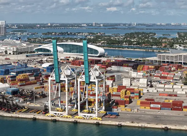 Miami, Florida - 4 Şubat 2025: kargo konteynırlı hava Miami limanı. Deniz taşımacılığı. Miami Limanı. Miami 'deki kargo konteynırı, hava manzaralı. Nakliye konteynırları, deniz depoları.