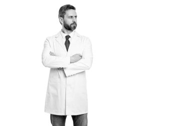 Hastanede pratisyen hekim. Kendine güvenen pratisyen doktor muayenehanede duruyor. Doktor önlüklü pratisyen hekim. Tıp, sağlık ve insan konsepti. İlaç etkinliği.