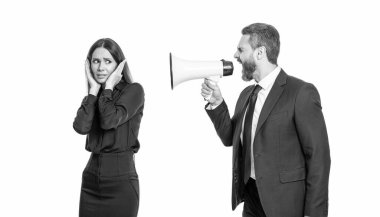 İş adamı anlaşmazlığı çözüyor. Suçu başkasına atmak. İş çatışması. Hoparlördeki çalışana bağıran işadamı beyazdan izole edilmiş. İş adamının terfi konusunda ortağıyla anlaşmazlığı var.