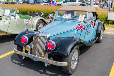 Chicago, Illinois, ABD - 08 Eylül 2024: MG spor araba üstü açılabilir, köşe manzaralı. Retro mavi spor araba. Üstü açık MG TF araba. Chicago 'da MG TF