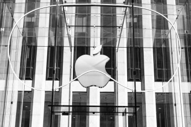 New York City, ABD - 25 Mart 2024: Perakende mağazasında Apple Vision Pro Spatial teknoloji logosu.