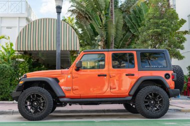 Miami, Florida, ABD - 09 Aralık 2024: Jeep Wrangler SUV arabası. Jeep Wrangler SUV tipi lüks bir araba. Jeep Wrangler 'ın arabası dışarıda. Jeep Wrangler, yan görüş..