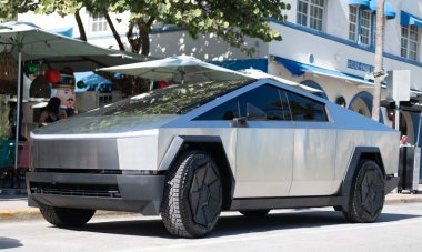 Miami, Florida, ABD - 06 Aralık 2024 Tesla Cybertruck elektrikli kamyonet vagonu. Tesla Cybertruck 'ın elektrikli arabası. Tesla Cybertruck 'ın arabası dışarıda park edilmiş. Tesla Cybertruck, köşe manzaralı..