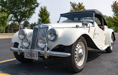 Chicago, Illinois, ABD - 08 Eylül, 1954 MG eski spor üstü açık spor araba, köşe manzaralı. Retro spor araba. Üstü açık MG TF araba. Chicago 'da MG TF beyaz