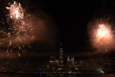 New York Manhattan havai fişekleri arifesinde. Manhattan 'da havai fişekler. New York 4 Temmuz Havai fişekleri. Flashing Fireworks ile New York City Skyline Manhattan. Bağımsızlık Günü