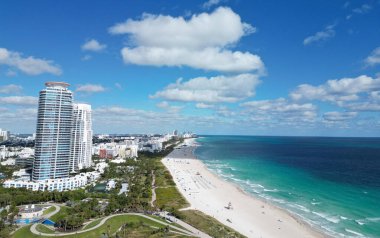 Miami Güney Sahili hava manzarası. Miami marinası, Florida 'daki Skyline hava sahası. Miami 'nin güney sahili. Güney Sahili, ABD 'de liman manzarası. Skyline panorama. Deniz sahili. Miami canlı kültürü.