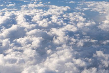 Uçaktan bulutlu görüntü. Gökyüzü bulutlu. Bulutlu hava manzarası. Bulut ve bulutlu gökyüzü. Bulutlarla kaplı hava bulutlu manzarası. Bulutlu gökyüzü manzarası. Hava Bulutu.