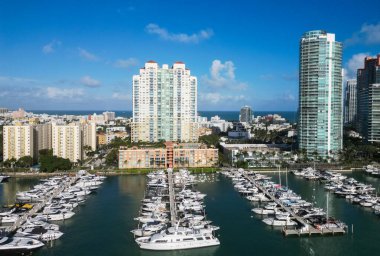 Lüks Güney Sahili marinası. Miami güney sahili manzaralı. Lüks bir yat limanında. Lüks bir yaşam tarzı. Lüks Miami Florida manzarası. Yaz tatili. Marina limanı.