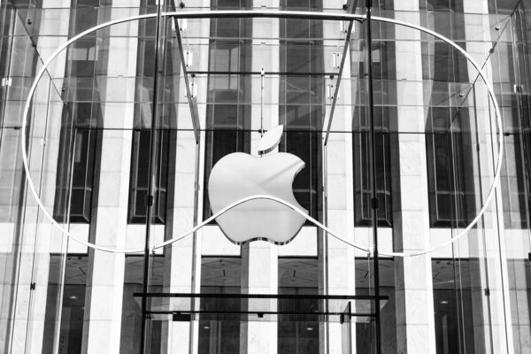 Нью-Йорк, США - 25 марта 2024 года: логотип пространственной технологии Apple Vision Pro в розничном магазине.