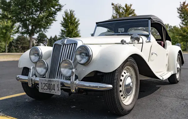 Chicago, Illinois, ABD - 08 Eylül, 1954 MG eski spor üstü açık spor araba, köşe manzaralı. Retro spor araba. Üstü açık MG TF araba. Chicago 'da MG TF beyaz