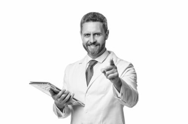 Tablet tıbbi kayıt parmağı olan beyaz önlüklü doktor. Tıbbi kayıtlar. Tıbbi kayıtları olan bir tıp çalışanı..