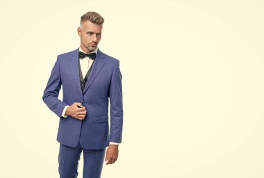 Beyaz arka planda yalıtılmış papyonlu Kafkas zarif erkek garson..